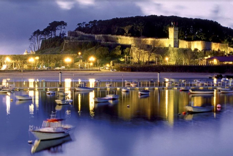 Vista nocturna de Baiona en el Val Miñor